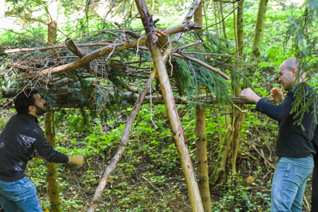 Construire une cabane pour bivouaquer par temps extrême