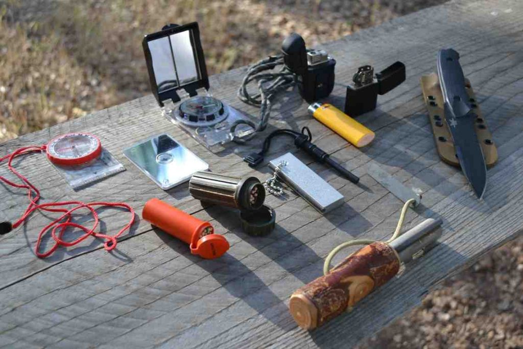 Focus matériel : l’indispensable kit de survie en forêt